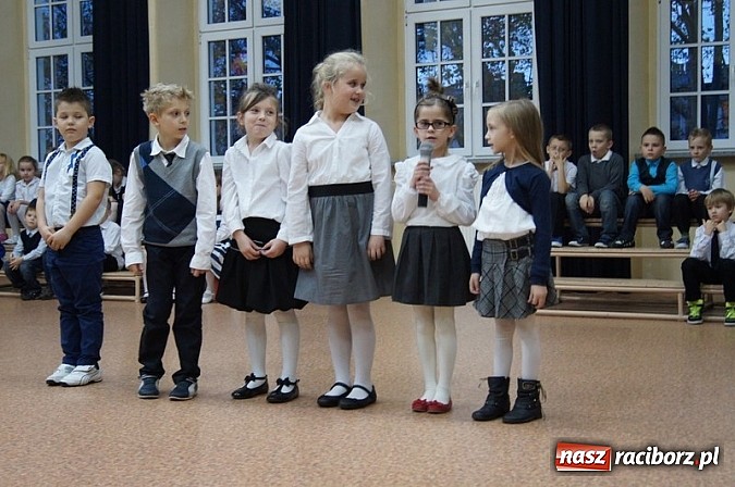 Zdjęcie w galerii na portalu naszraciborz.pl: Dołączyli do grona uczniów - pasowanie w SP 4 wiadomości z regionu