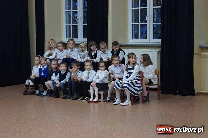 Zdjęcie w galerii na portalu naszraciborz.pl: Dołączyli do grona uczniów - pasowanie w SP 4 wiadomości z regionu