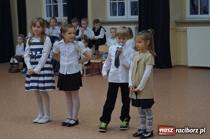 Zdjęcie w galerii na portalu naszraciborz.pl: Dołączyli do grona uczniów - pasowanie w SP 4 wiadomości z regionu