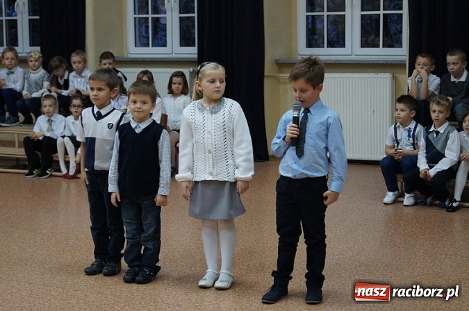 Zdjęcie w galerii na portalu naszraciborz.pl: Dołączyli do grona uczniów - pasowanie w SP 4 wiadomości z regionu