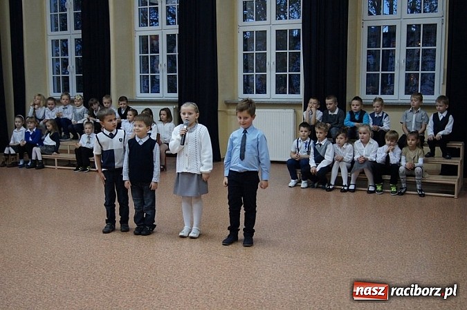 Zdjęcie w galerii na portalu naszraciborz.pl: Dołączyli do grona uczniów - pasowanie w SP 4 wiadomości z regionu