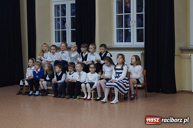 Zdjęcie w galerii na portalu naszraciborz.pl: Dołączyli do grona uczniów - pasowanie w SP 4 wiadomości z regionu