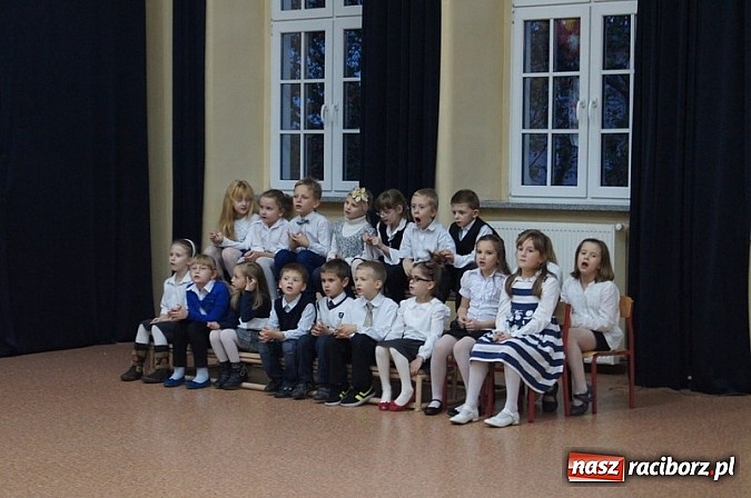 Zdjęcie w galerii na portalu naszraciborz.pl: Dołączyli do grona uczniów - pasowanie w SP 4 wiadomości z regionu