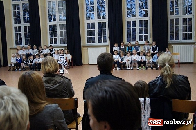 Zdjęcie w galerii na portalu naszraciborz.pl: Dołączyli do grona uczniów - pasowanie w SP 4 wiadomości z regionu