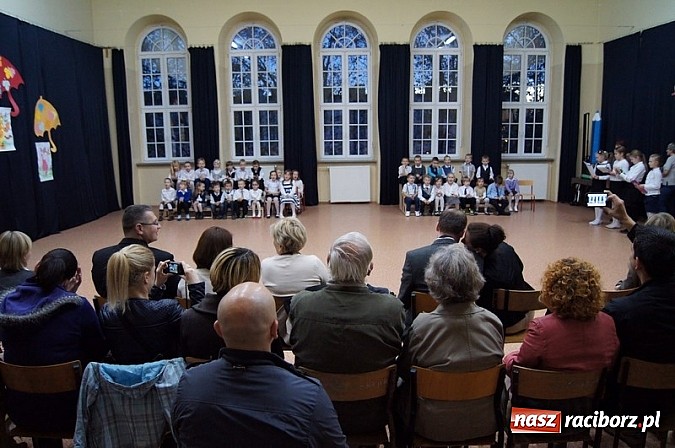 Zdjęcie w galerii na portalu naszraciborz.pl: Dołączyli do grona uczniów - pasowanie w SP 4 wiadomości z regionu