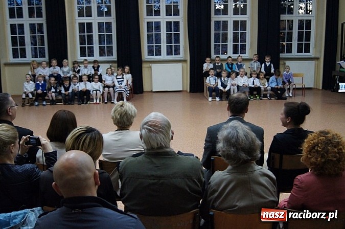 Zdjęcie w galerii na portalu naszraciborz.pl: Dołączyli do grona uczniów - pasowanie w SP 4 wiadomości z regionu