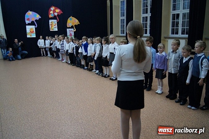 Zdjęcie w galerii na portalu naszraciborz.pl: Dołączyli do grona uczniów - pasowanie w SP 4 wiadomości z regionu