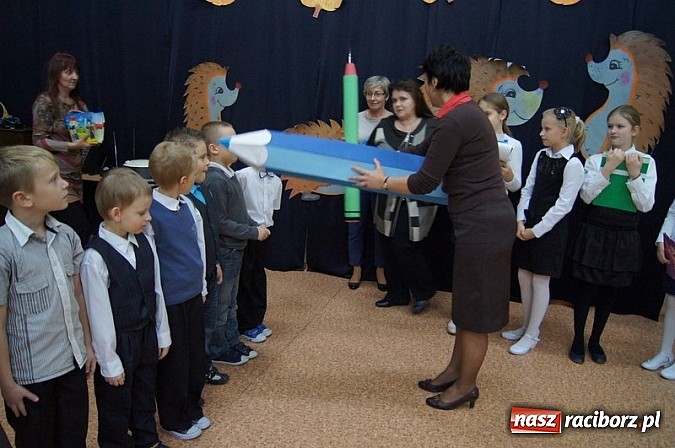 Zdjęcie w galerii na portalu naszraciborz.pl: Dołączyli do grona uczniów - pasowanie w SP 4 wiadomości z regionu