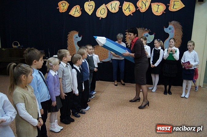 Zdjęcie w galerii na portalu naszraciborz.pl: Dołączyli do grona uczniów - pasowanie w SP 4 wiadomości z regionu