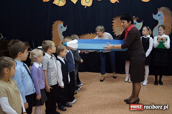 Zdjęcie w galerii na portalu naszraciborz.pl: Dołączyli do grona uczniów - pasowanie w SP 4 wiadomości z regionu