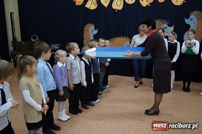 Zdjęcie w galerii na portalu naszraciborz.pl: Dołączyli do grona uczniów - pasowanie w SP 4 wiadomości z regionu