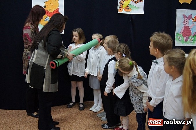 Zdjęcie w galerii na portalu naszraciborz.pl: Dołączyli do grona uczniów - pasowanie w SP 4 wiadomości z regionu