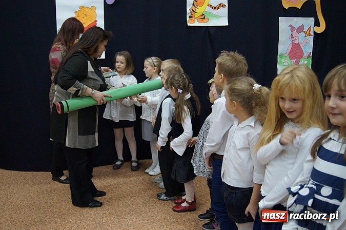 Zdjęcie w galerii na portalu naszraciborz.pl: Dołączyli do grona uczniów - pasowanie w SP 4 wiadomości z regionu