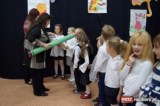 Zdjęcie w galerii na portalu naszraciborz.pl: Dołączyli do grona uczniów - pasowanie w SP 4 wiadomości z regionu