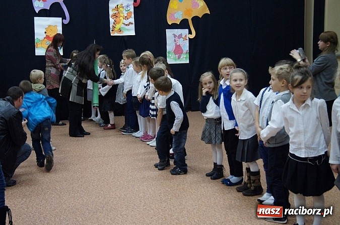 Zdjęcie w galerii na portalu naszraciborz.pl: Dołączyli do grona uczniów - pasowanie w SP 4 wiadomości z regionu