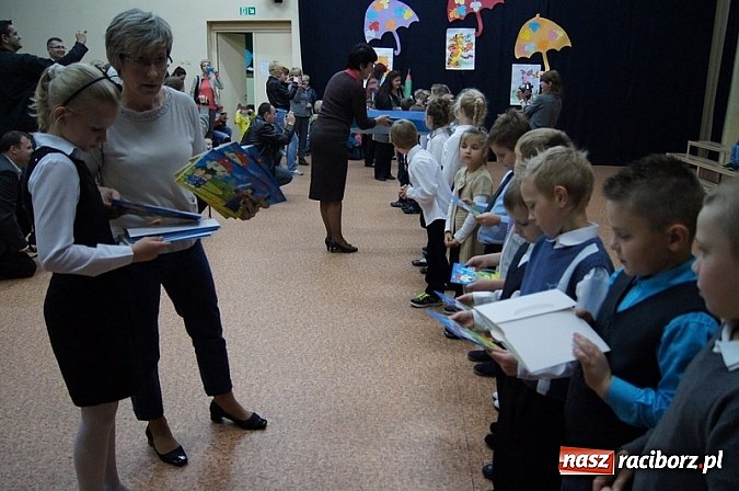 Zdjęcie w galerii na portalu naszraciborz.pl: Dołączyli do grona uczniów - pasowanie w SP 4 wiadomości z regionu