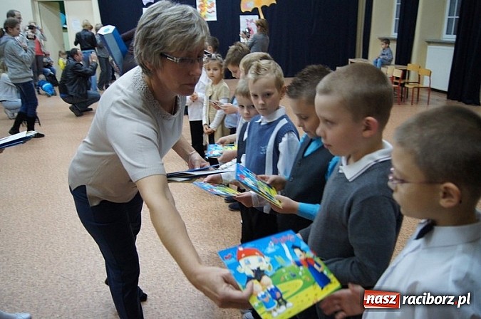 Zdjęcie w galerii na portalu naszraciborz.pl: Dołączyli do grona uczniów - pasowanie w SP 4 wiadomości z regionu