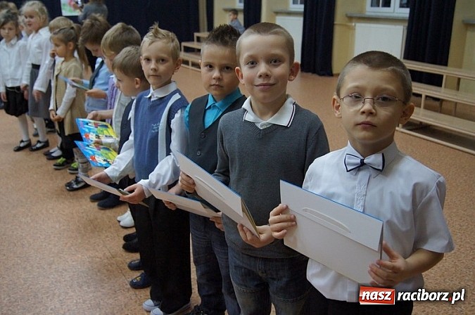 Zdjęcie w galerii na portalu naszraciborz.pl: Dołączyli do grona uczniów - pasowanie w SP 4 wiadomości z regionu