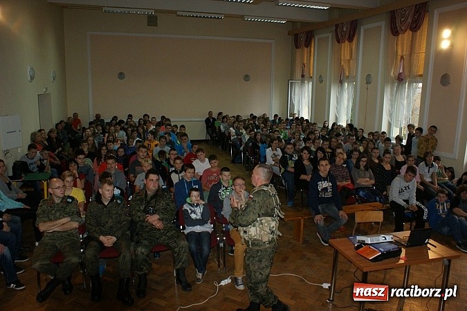 Zdjęcie w galerii na portalu naszraciborz.pl: Strzeleckie show w kietrzańskim Zespole Szkół wiadomości z regionu