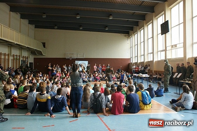 Zdjęcie w galerii na portalu naszraciborz.pl: Strzeleckie show w kietrzańskim Zespole Szkół wiadomości z regionu