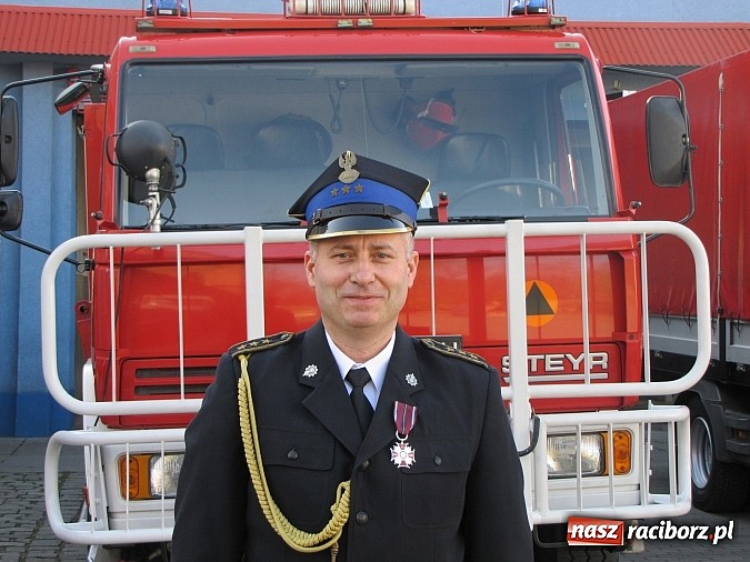 Zdjęcie w galerii na portalu naszraciborz.pl: Krzyż Zasługi za Dzielność dla strażaka z raciborskiej PSP wiadomości z regionu