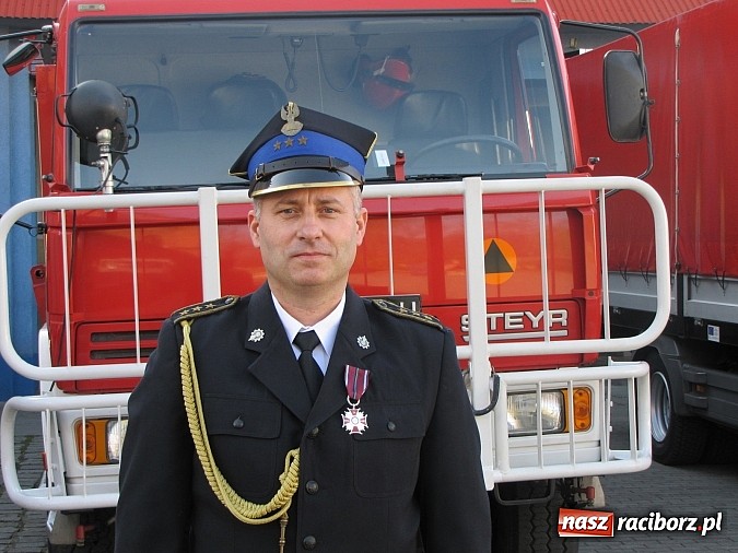 Zdjęcie w galerii na portalu naszraciborz.pl: Krzyż Zasługi za Dzielność dla strażaka z raciborskiej PSP wiadomości z regionu