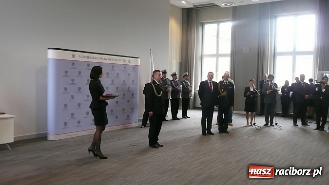 Zdjęcie w galerii na portalu naszraciborz.pl: Krzyż Zasługi za Dzielność dla strażaka z raciborskiej PSP wiadomości z regionu