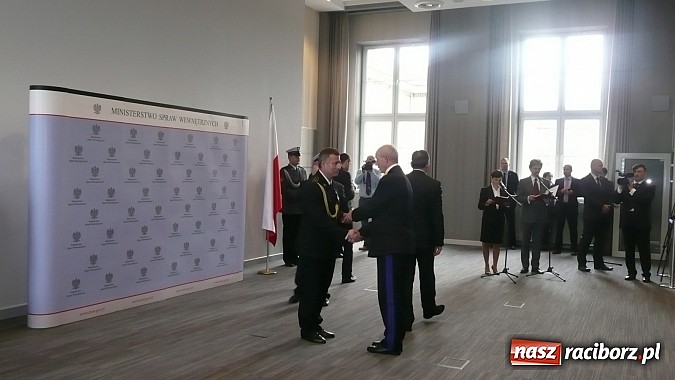 Zdjęcie w galerii na portalu naszraciborz.pl: Krzyż Zasługi za Dzielność dla strażaka z raciborskiej PSP wiadomości z regionu