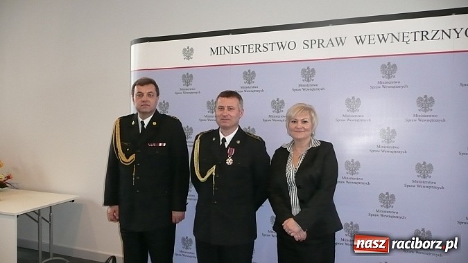 Zdjęcie w galerii na portalu naszraciborz.pl: Krzyż Zasługi za Dzielność dla strażaka z raciborskiej PSP wiadomości z regionu