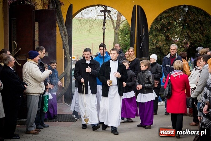 Zdjęcie w galerii na portalu naszraciborz.pl: Nieszpory i procesja do krzyża na cmentarzu Jeruzalem wiadomości z regionu