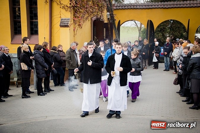 Zdjęcie w galerii na portalu naszraciborz.pl: Nieszpory i procesja do krzyża na cmentarzu Jeruzalem wiadomości z regionu