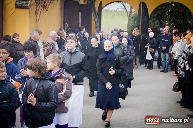 Zdjęcie w galerii na portalu naszraciborz.pl: Nieszpory i procesja do krzyża na cmentarzu Jeruzalem wiadomości z regionu