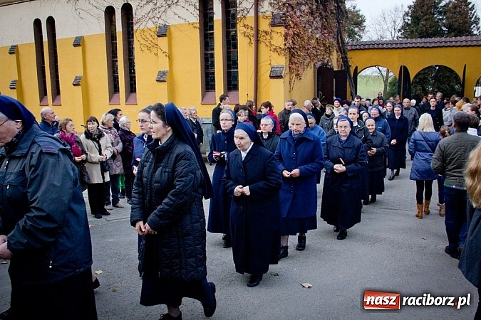 Zdjęcie w galerii na portalu naszraciborz.pl: Nieszpory i procesja do krzyża na cmentarzu Jeruzalem wiadomości z regionu