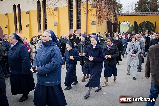 Zdjęcie w galerii na portalu naszraciborz.pl: Nieszpory i procesja do krzyża na cmentarzu Jeruzalem wiadomości z regionu