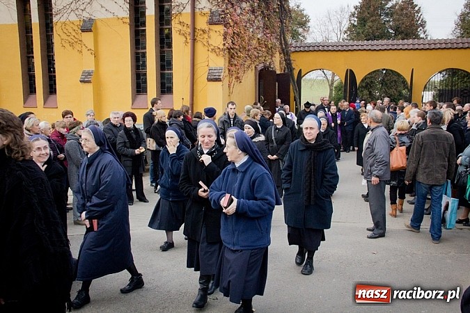 Zdjęcie w galerii na portalu naszraciborz.pl: Nieszpory i procesja do krzyża na cmentarzu Jeruzalem wiadomości z regionu
