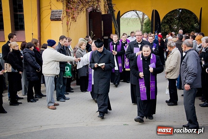 Zdjęcie w galerii na portalu naszraciborz.pl: Nieszpory i procesja do krzyża na cmentarzu Jeruzalem wiadomości z regionu