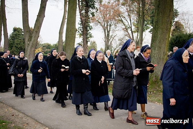 Zdjęcie w galerii na portalu naszraciborz.pl: Nieszpory i procesja do krzyża na cmentarzu Jeruzalem wiadomości z regionu