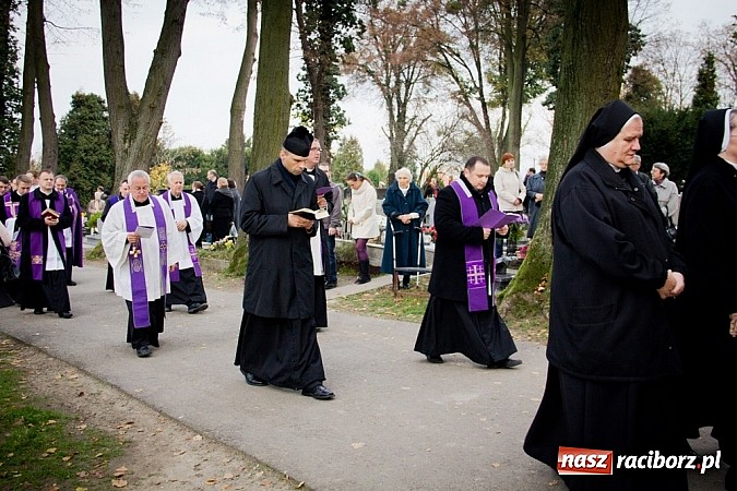Zdjęcie w galerii na portalu naszraciborz.pl: Nieszpory i procesja do krzyża na cmentarzu Jeruzalem wiadomości z regionu