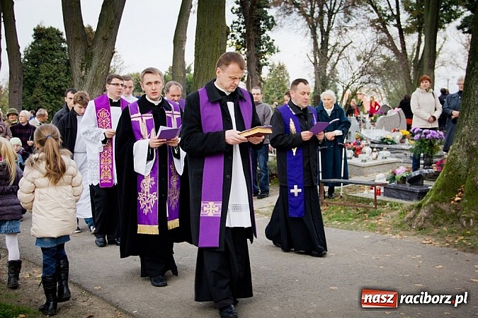 Zdjęcie w galerii na portalu naszraciborz.pl: Nieszpory i procesja do krzyża na cmentarzu Jeruzalem wiadomości z regionu
