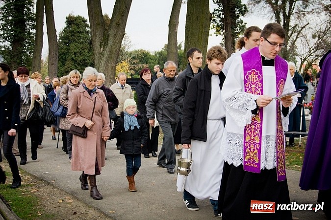 Zdjęcie w galerii na portalu naszraciborz.pl: Nieszpory i procesja do krzyża na cmentarzu Jeruzalem wiadomości z regionu