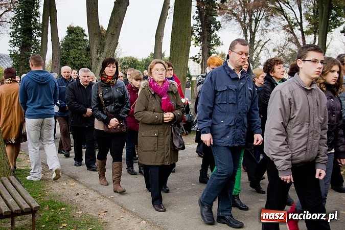 Zdjęcie w galerii na portalu naszraciborz.pl: Nieszpory i procesja do krzyża na cmentarzu Jeruzalem wiadomości z regionu