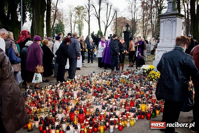 Zdjęcie w galerii na portalu naszraciborz.pl: Nieszpory i procesja do krzyża na cmentarzu Jeruzalem wiadomości z regionu