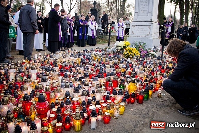 Zdjęcie w galerii na portalu naszraciborz.pl: Nieszpory i procesja do krzyża na cmentarzu Jeruzalem wiadomości z regionu