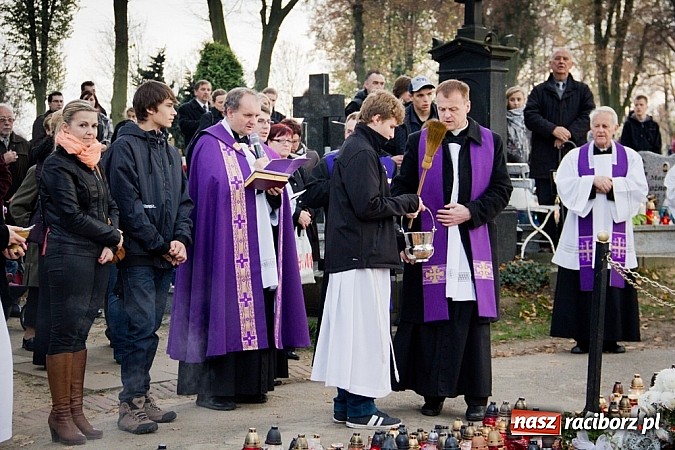 Zdjęcie w galerii na portalu naszraciborz.pl: Nieszpory i procesja do krzyża na cmentarzu Jeruzalem wiadomości z regionu