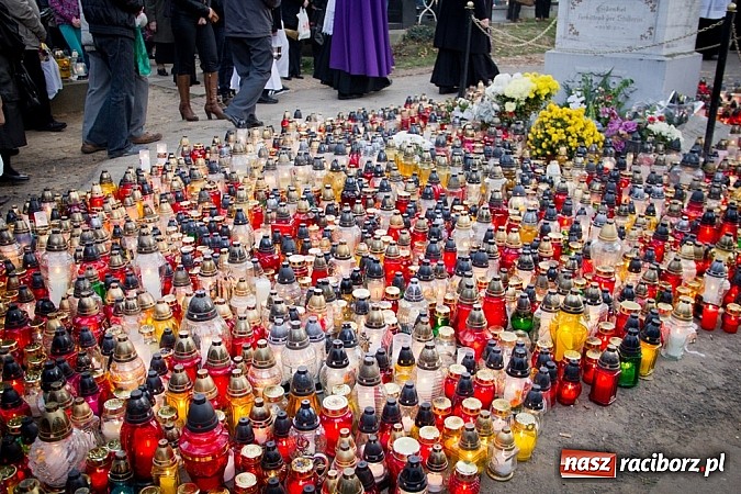 Zdjęcie w galerii na portalu naszraciborz.pl: Nieszpory i procesja do krzyża na cmentarzu Jeruzalem wiadomości z regionu