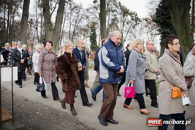 Zdjęcie w galerii na portalu naszraciborz.pl: Nieszpory i procesja do krzyża na cmentarzu Jeruzalem wiadomości z regionu
