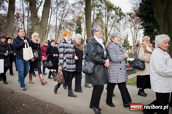 Zdjęcie w galerii na portalu naszraciborz.pl: Nieszpory i procesja do krzyża na cmentarzu Jeruzalem wiadomości z regionu