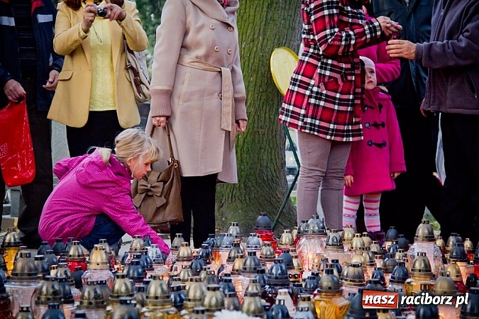 Zdjęcie w galerii na portalu naszraciborz.pl: Nieszpory i procesja do krzyża na cmentarzu Jeruzalem wiadomości z regionu