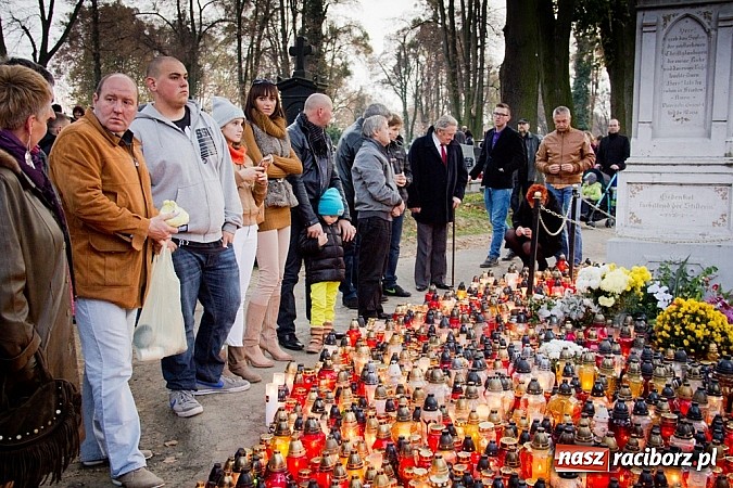 Zdjęcie w galerii na portalu naszraciborz.pl: Nieszpory i procesja do krzyża na cmentarzu Jeruzalem wiadomości z regionu