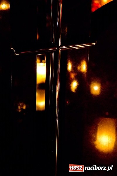 Zdjęcie w galerii na portalu naszraciborz.pl: Nieszpory i procesja do krzyża na cmentarzu Jeruzalem wiadomości z regionu